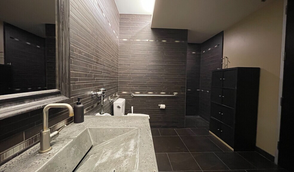 More Photos Of 15354 N 83rd Way, Scottsdale Warehouse For Lease