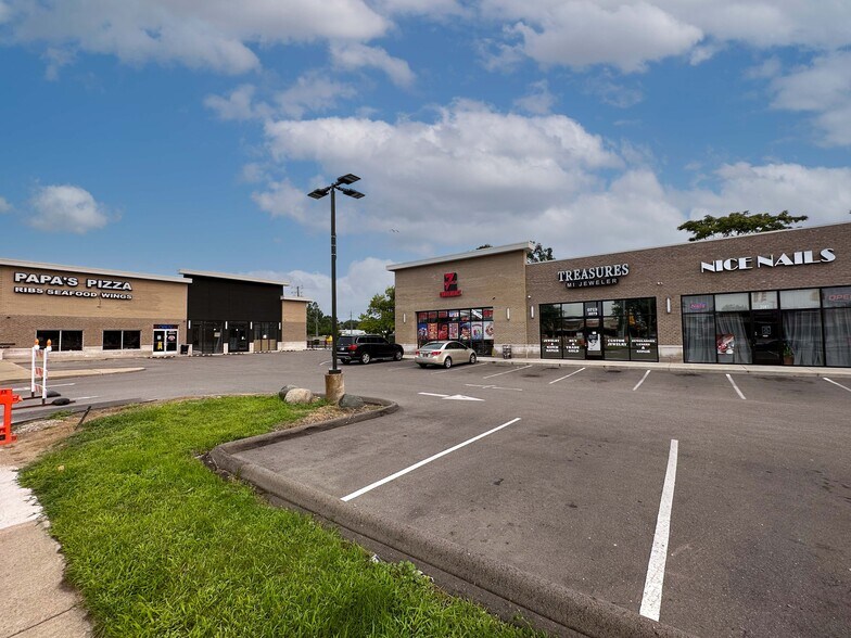 More Photos Of 2005-2201 E 8 Mile Rd, Warren Unknown For Lease