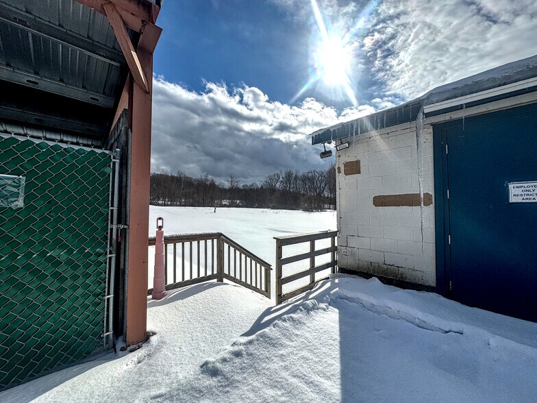 More Photos Of 33 Transport Dr, Bennington Freestanding For Sale