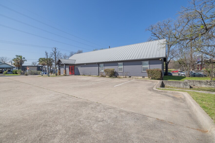 More Photos Of 504 W 38th St, Austin Unknown For Lease