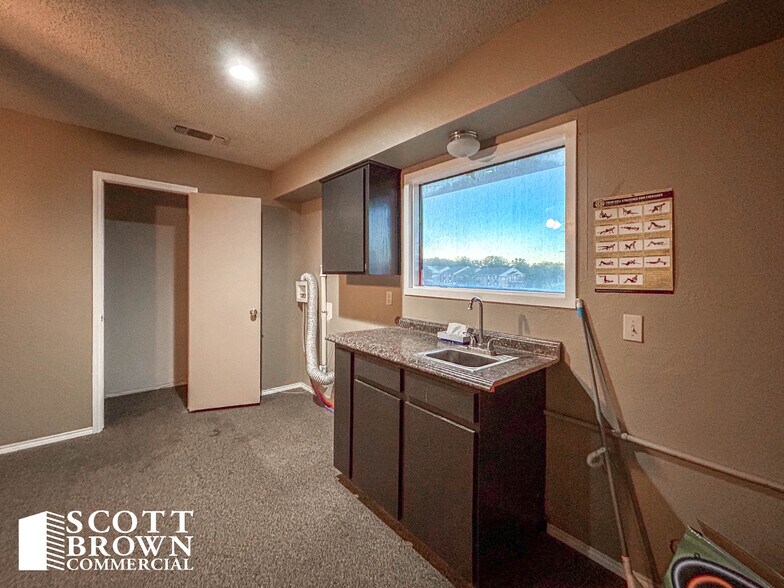 More Photos Of 638 Londonderry Ln, Denton Medical For Sale