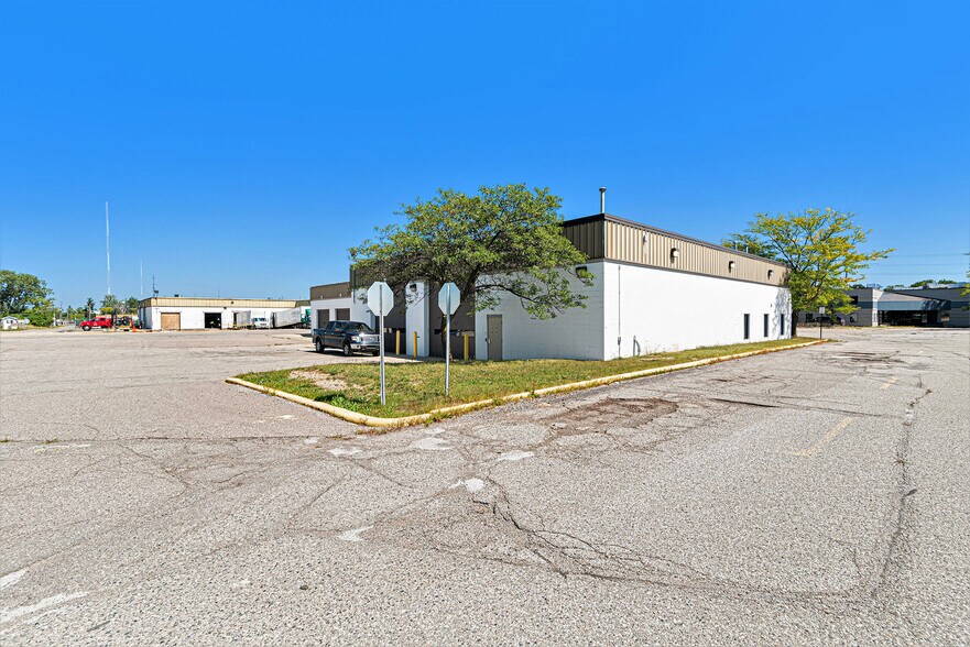 More Photos Of 3302 Kent St, Flint Distribution For Lease