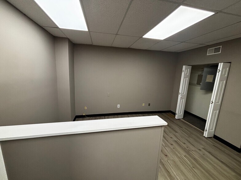 More Photos Of 565 E New Circle Rd, Lexington Storefront Retail Office For Lease