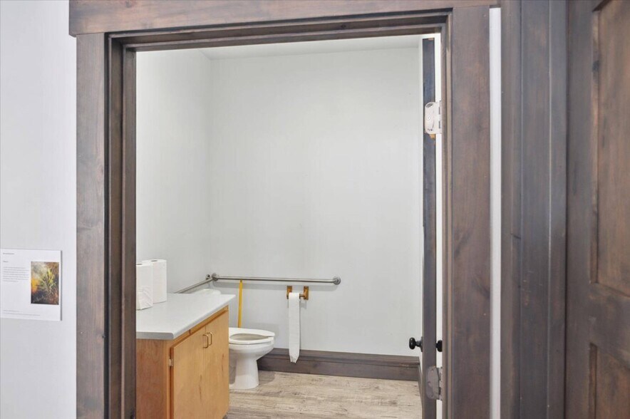 More Photos Of 430 N 1st St, Montrose General Retail For Sale