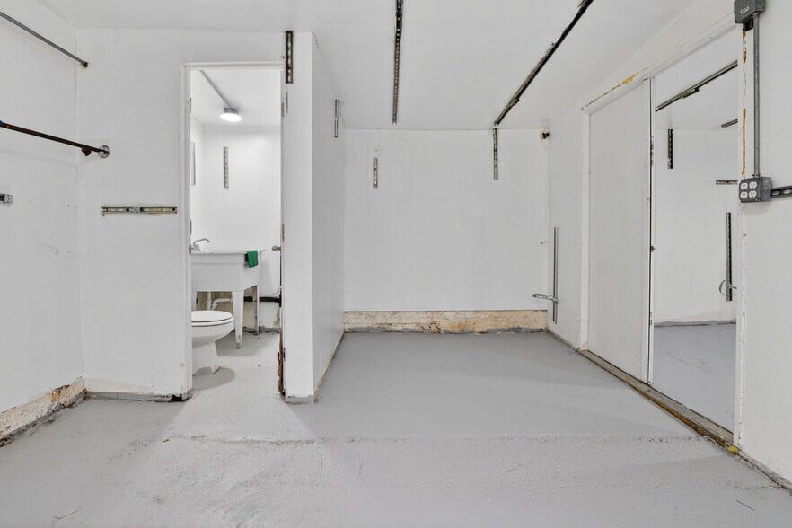More Photos Of 9939 Commerce Ave, Tujunga Storefront For Sale