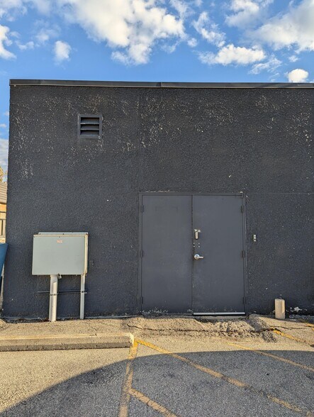 More Photos Of 103 Scurfield Blvd, Winnipeg Flex For Lease