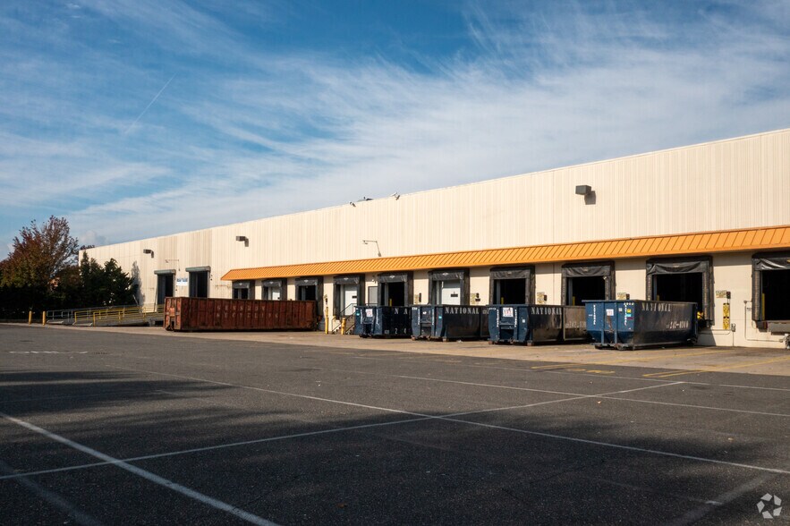 More Photos Of 201 Grumman Rd W, Bethpage Distribution For Lease