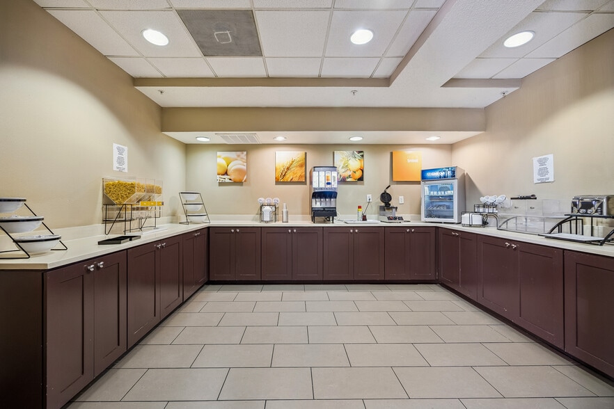 More Photos Of 11050 Southwest Fwy, Houston Hotel For Sale