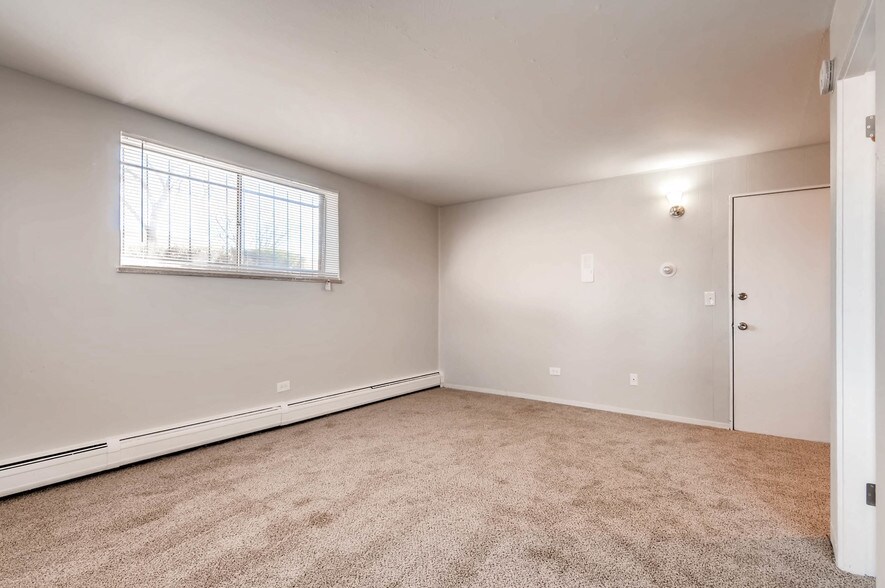 More Photos Of 1695 Clinton St, Aurora Apartments For Sale