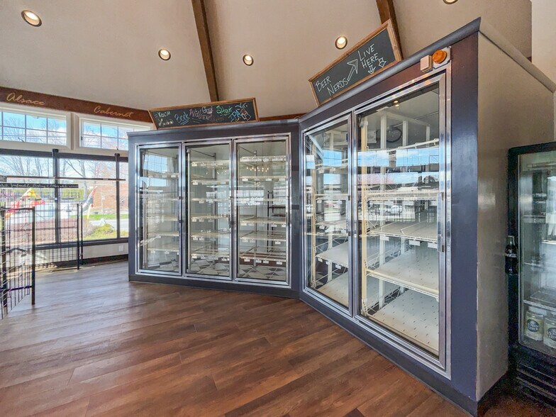 More Photos Of 42 E High St, East Hampton Storefront Retail Office For Lease