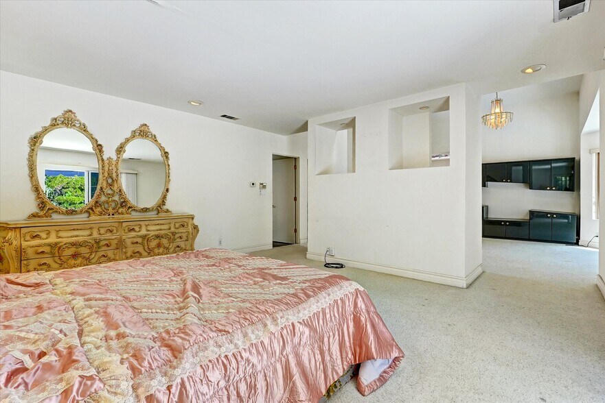 More Photos Of 4623 Hayvenhurst Ave, Encino Apartments For Sale