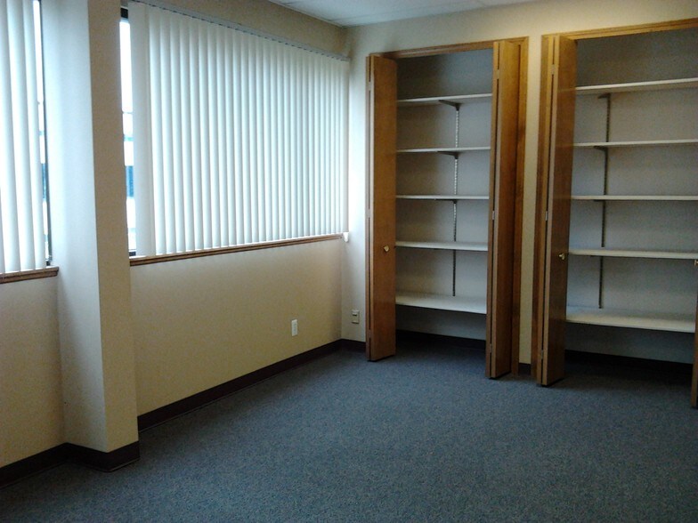 More Photos Of 5402 Gateway Ctr, Flint Office For Lease