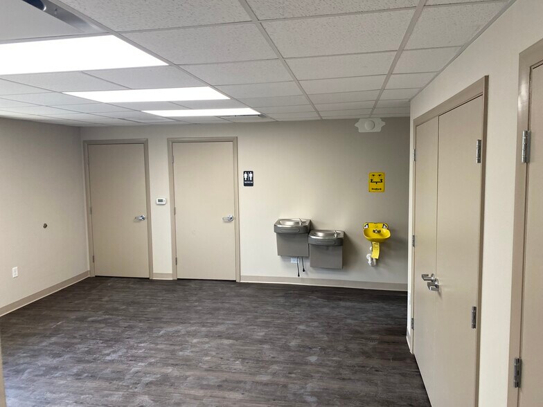 More Photos Of 8950 66th Ct N, Pinellas Park Warehouse For Lease