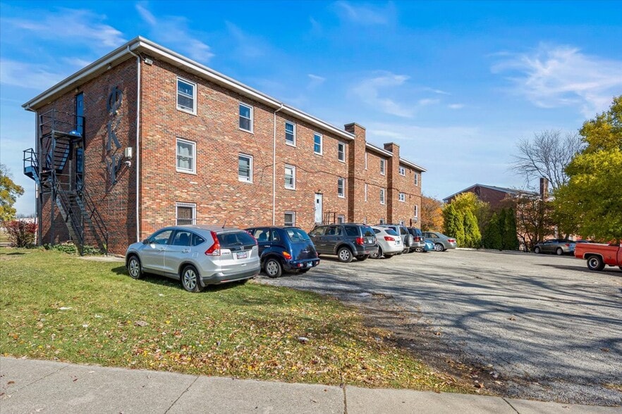 More Photos Of 1020 W Hillcrest Dr, Dekalb Sorority Fraternity House For Sale