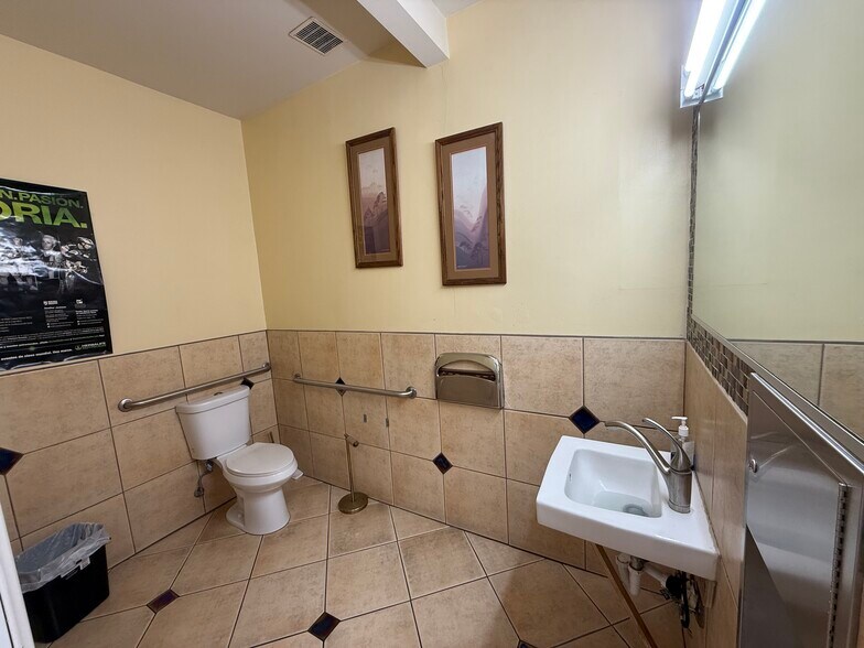 More Photos Of 220-226 W Cypress St, Anaheim Office For Lease