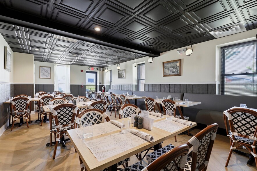 More Photos Of 641 Old Elm St, Conshohocken Bar For Sale