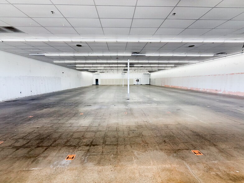 More Photos Of 2502-2504 50th St, Lubbock Freestanding For Lease