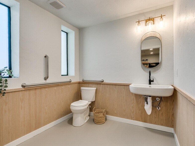 More Photos Of 527 E Main St, Norman Storefront For Lease