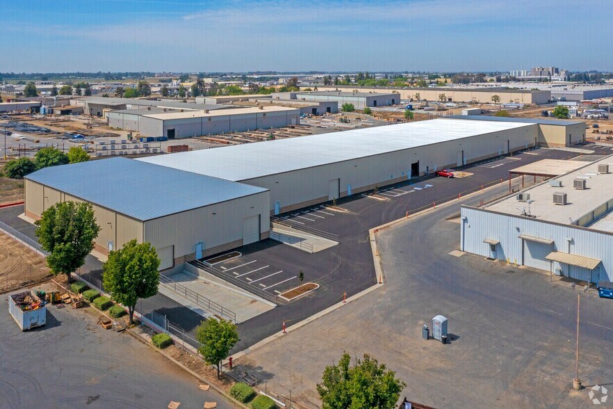 More Photos Of 7401-7427 W Sunnyview Ave, Visalia Warehouse For Lease