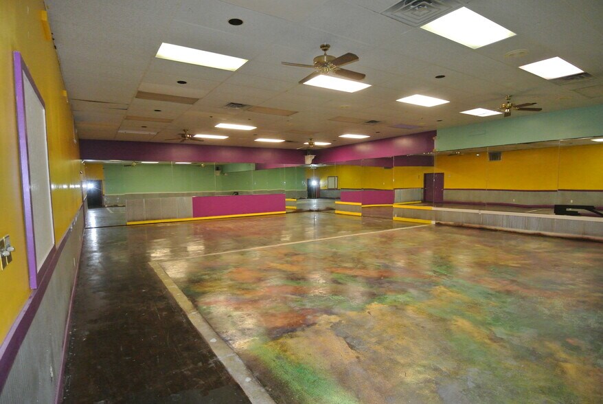 More Photos Of 2911 Brunswick Ave, New Bern Sports And Entertainment For Lease