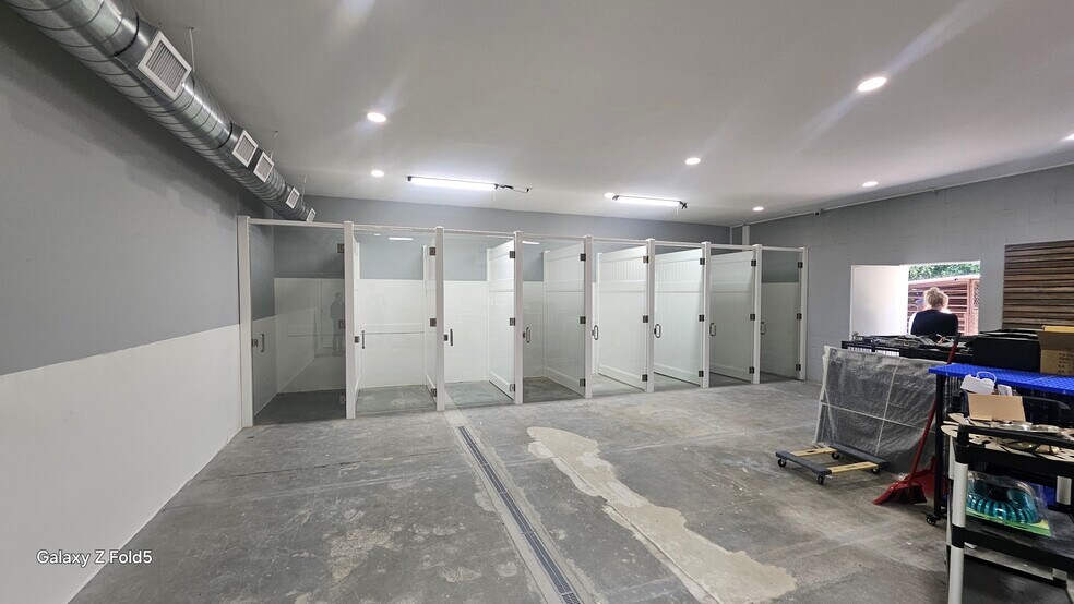 Primary Photo Of Dog Resort, Dog Hotel, Kennels, Dog Boarding, Tujunga Specialty For Lease