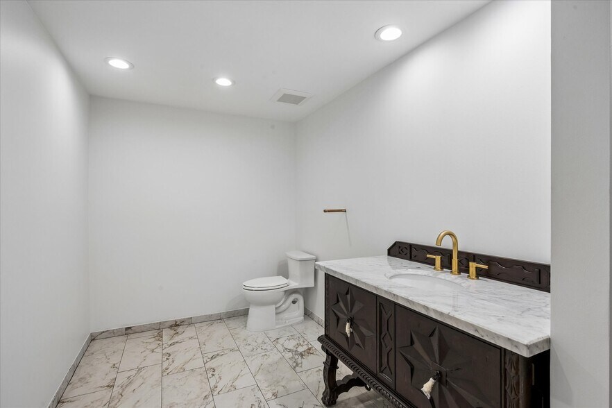 More Photos Of 1109 W Littleton Blvd, Littleton Office For Sale