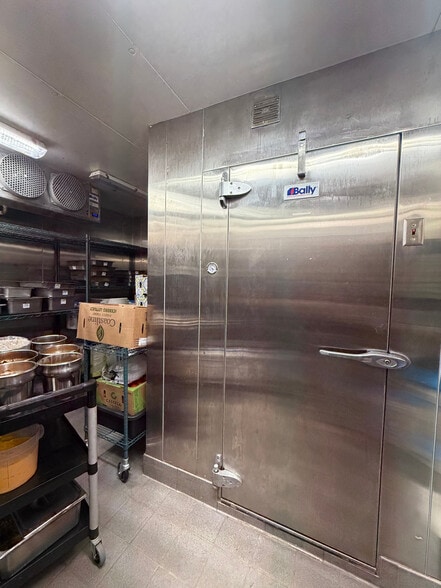 More Photos Of 4019 Red Bluff Rd, Pasadena Restaurant For Lease