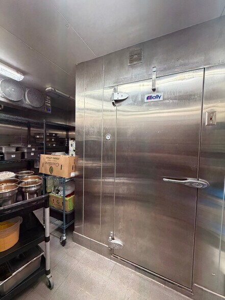 More Photos Of 4019 Red Bluff Rd, Pasadena Restaurant For Lease
