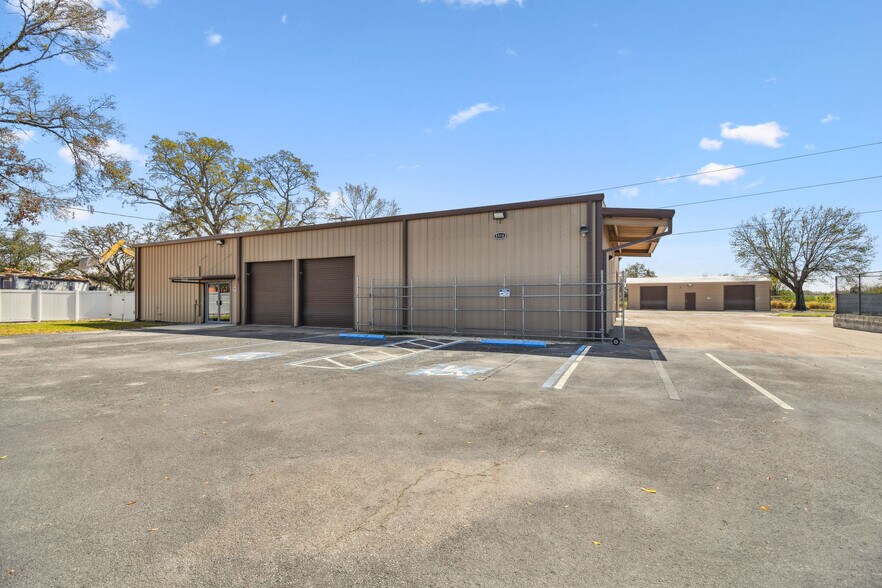 More Photos Of 5516 W Linebaugh Ave, Tampa Industrial For Lease