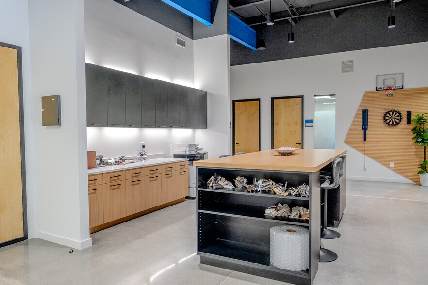 More Photos Of 403 Swanson Dr, Lawrenceville Flex For Lease