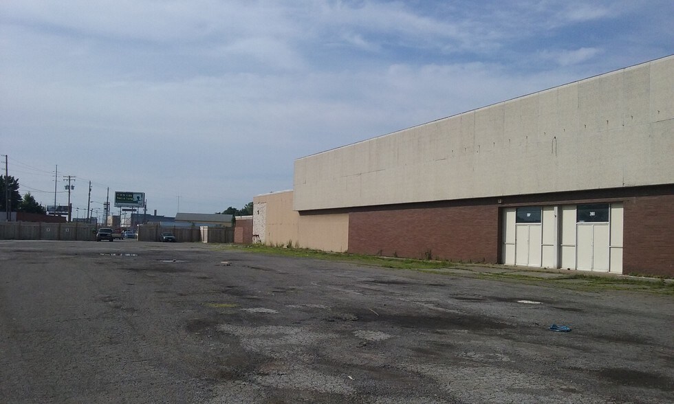 More Photos Of 2001 Elyria Ave, Lorain Warehouse For Lease
