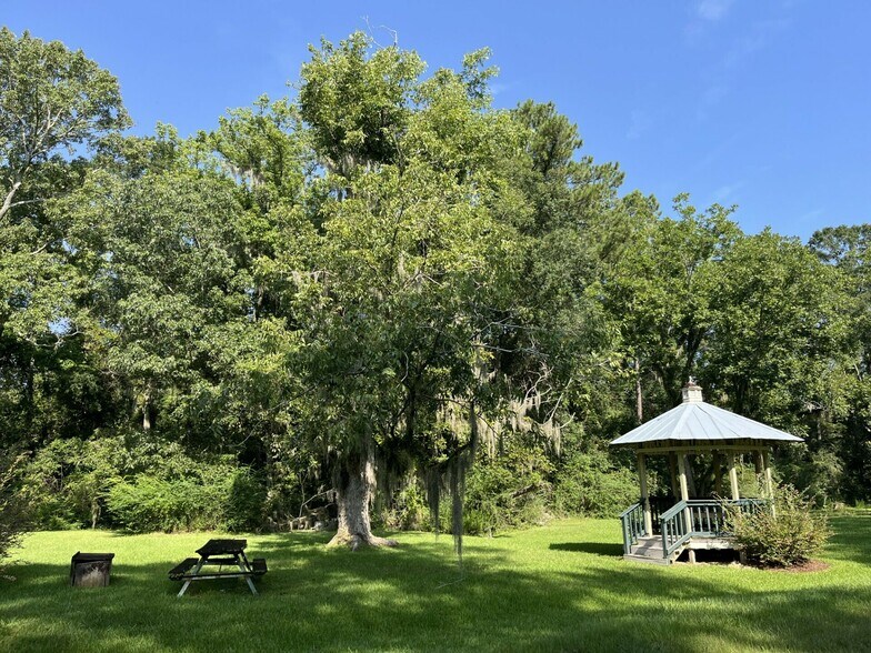 More Photos Of 1862 LA-22, Madisonville Specialty For Sale
