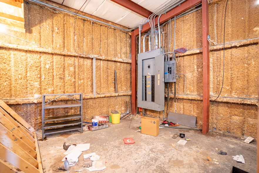 More Photos Of 220 Davenport Blvd, Davenport General Retail For Sale