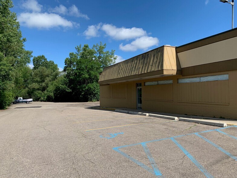 More Photos Of 5500-5578 Cooley Lake Rd, Waterford Storefront For Lease