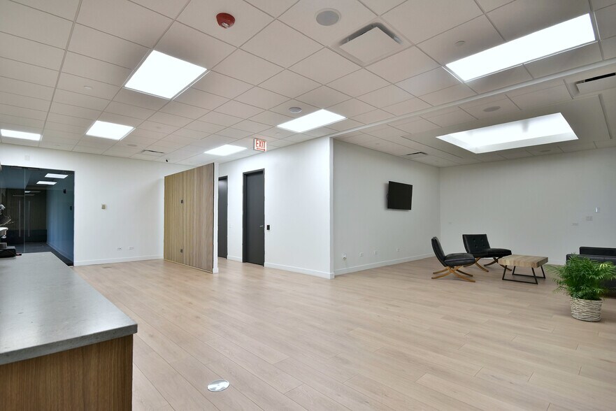 More Photos Of 6363 W 73rd St, Bedford Park Manufacturing For Lease