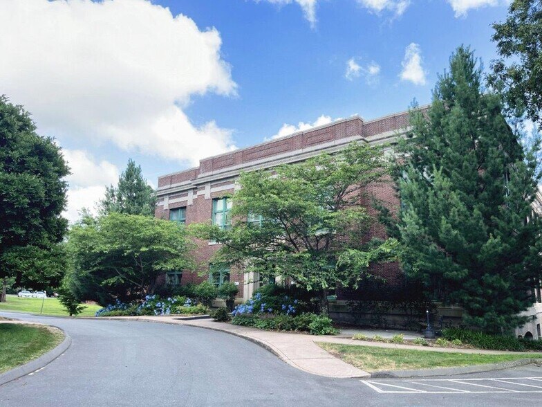 More Photos Of 146 Hartford Rd, Manchester Loft Creative Space For Lease