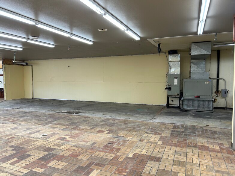 More Photos Of 1636 W 4th St, Waterloo Convenience Store For Sale
