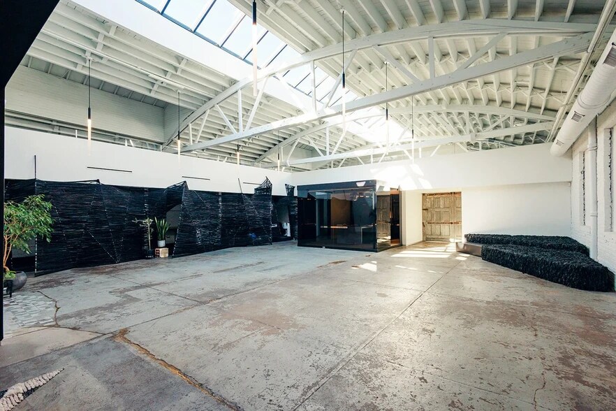 More Photos Of 3146 W Chicago Ave, Chicago Showroom For Sale