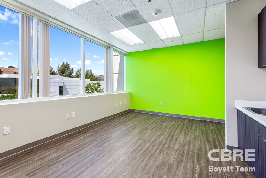 More Photos Of 26025 Mureau Rd, Calabasas Office For Sale