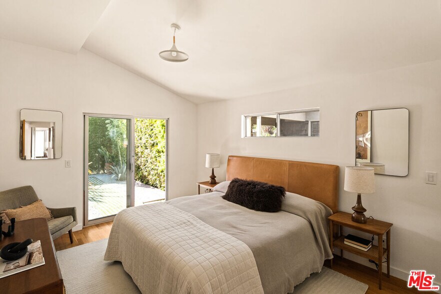 More Photos Of 1076 Palms Blvd, Venice Apartments For Sale