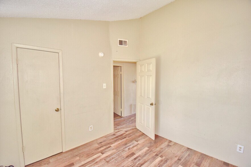 More Photos Of 303-511 E Reagan Rd, Beeville Multifamily For Sale