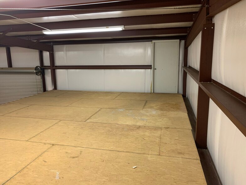 More Photos Of 5424 W Oak St, Palestine Showroom For Lease