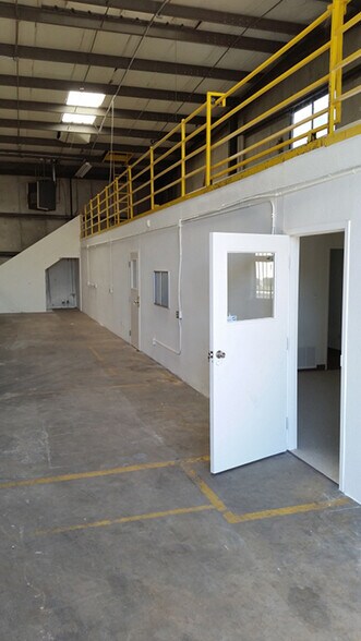 More Photos Of 445 E Menlo Ave, Hemet Warehouse For Lease