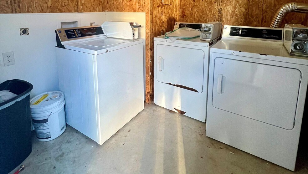 More Photos Of 6869 State 121 hwy, Bonham Specialty For Sale