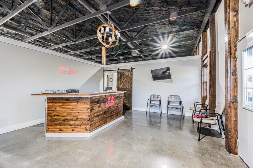 More Photos Of 923 Glen Lily Rd, Bowling Green Office For Sale