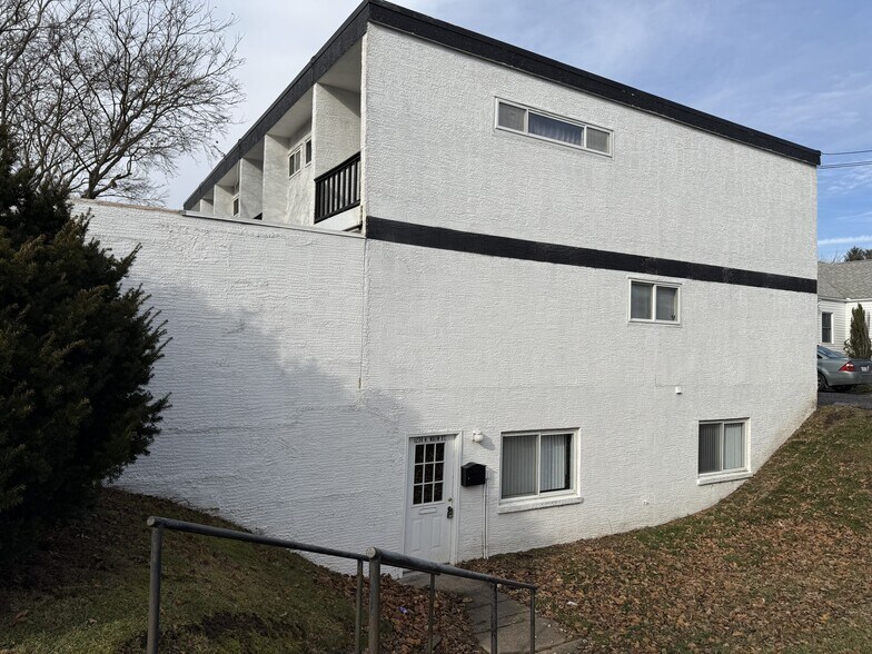 Primary Photo Of 1234 W Main St, Newark Apartments For Lease