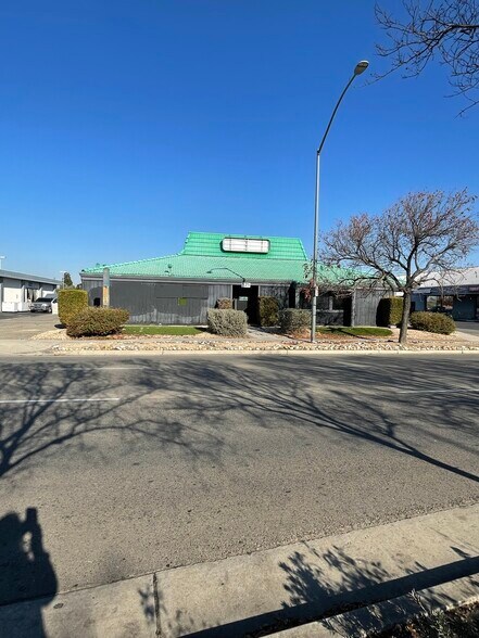 More Photos Of 125 Shaw Ave, Clovis Freestanding For Sale