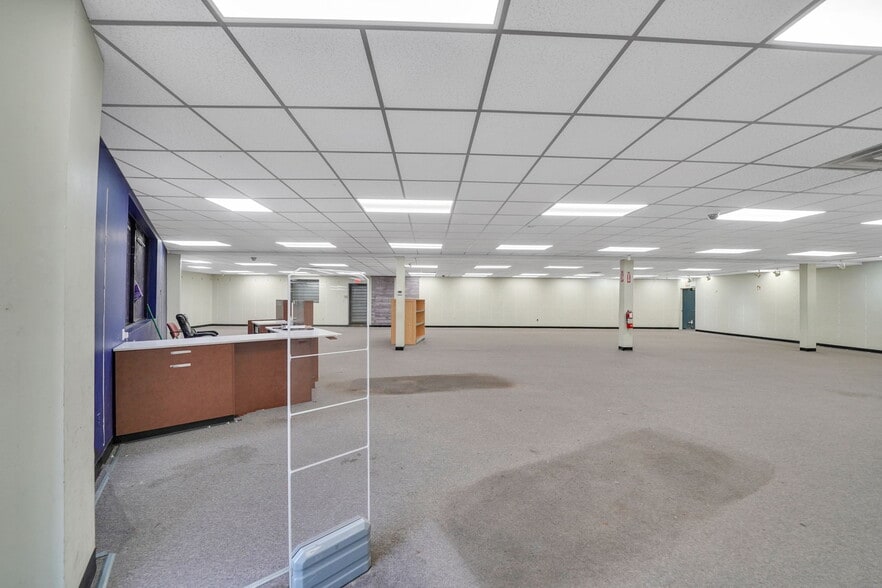 More Photos Of 150 W Sunrise Hwy, Lindenhurst General Retail For Lease
