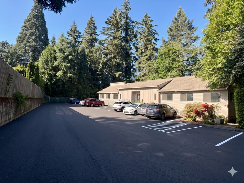 More Photos Of 2700 SE Harrison St, Milwaukie Office For Sale