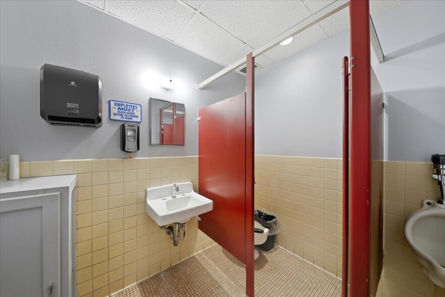 More Photos Of 440 Northland Blvd, Forest Park Manufacturing For Lease